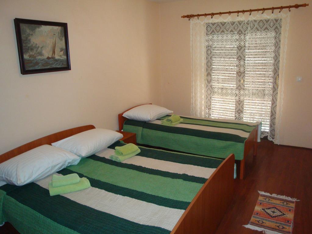 Apartments Vukelic Starigrad Paklenica Exterior photo
