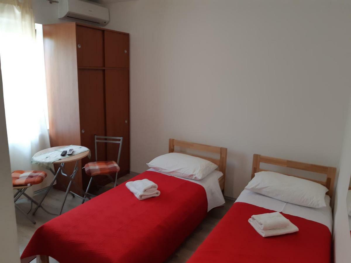 Apartments Vukelic Starigrad Paklenica Exterior photo