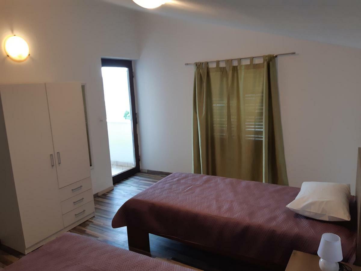 Apartments Vukelic Starigrad Paklenica Exterior photo