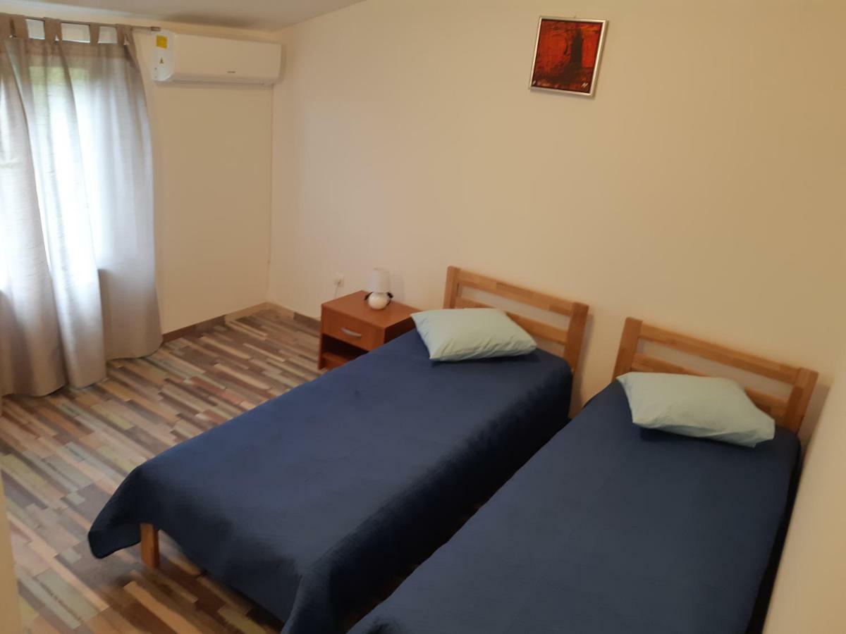Apartments Vukelic Starigrad Paklenica Exterior photo